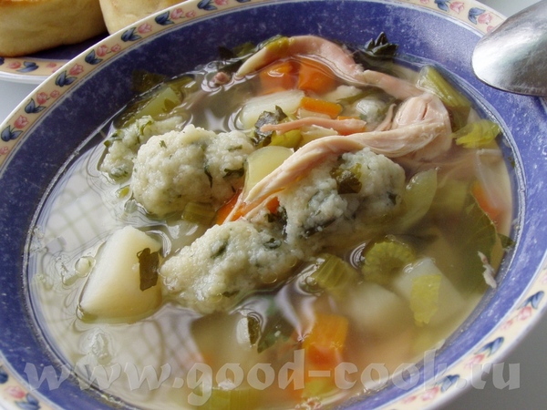 Куриный суп с овощами и манными клецками