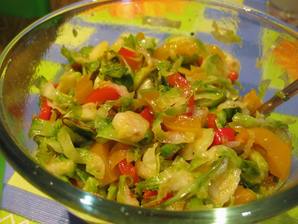 Салат из брюсельской капусты и маринованного перца