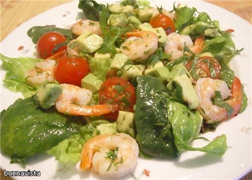Зеленый салат с креветками, авокадо и помидорами