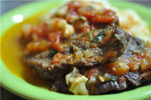 Говядина в томатном соке Нужно: 1 кг говядины 4 крупных мясистых помидора 1 лук порей 1 репчатый лу... - 2