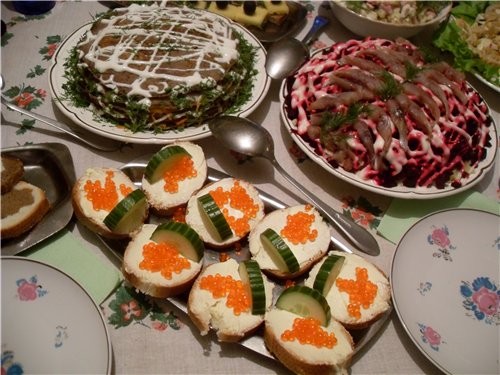 крабовый салат, овощой торт с грецкими орехами праздничная нарезка хлеба, салат Гранатовый браслет... - 3