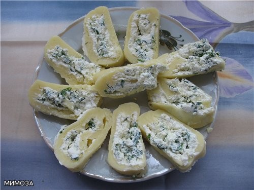 СЫРНЫЙ РУЛЕТ половинка кружка сулугуни 1 пачка (250 грамм) творога - перетерла с выжатым чесноком и...
