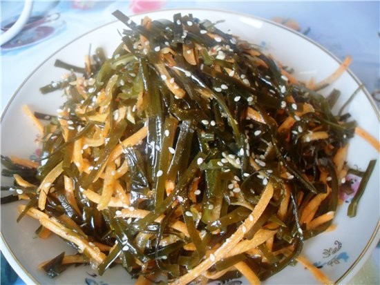 Салат из морской капусты с морковкой морская капуста свежая морковь кунжутное семя чеснок 1 зубчик...