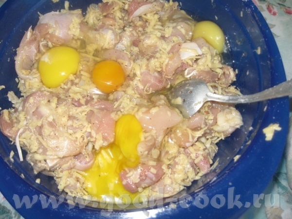 Добавляем измельченный (1 головка большая) чеснок, перец, соль по вкусу - 4