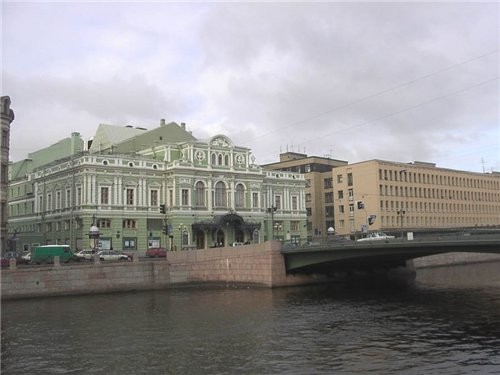 Но это мы с вами "перелетели" через Фонтанку, чтобы посмотреть на здания Центробанка - 2