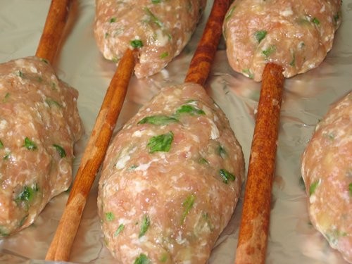 Кебабчики из куриной грудки на палочках корицы (от с кукинга, словами автора) 800 гр фарша из курин... - 2