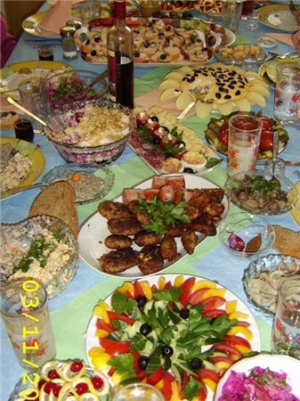 Да, девочки, ваши столы очень красивые и вкусные, и ломятся от изобилия - 4