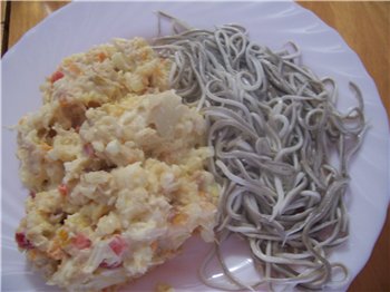 салатик с тунцом отваривается картофель и морковь