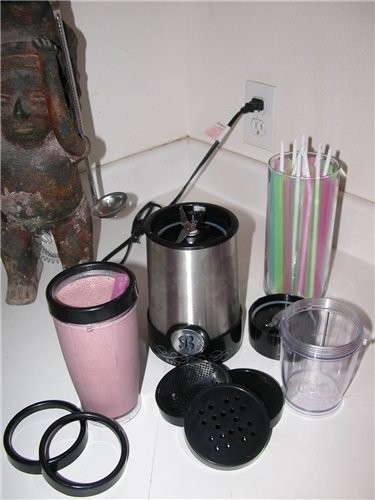 Вот тот a la MagicBullet, о котором я говорила не вошли в кадр ещё 3 высоких стакана и ещё 2 чёрных...