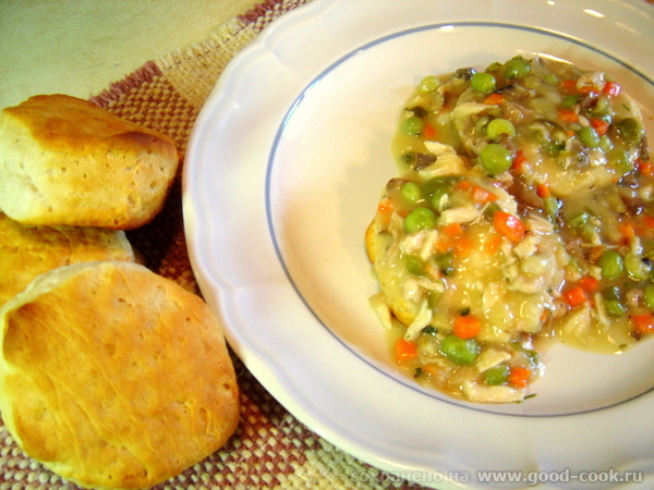 Biscuits with chicken gravy. (   )