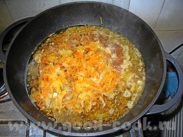 Параллельно с мясом,пассеровать тертую морковь и измельченный лук - 3
