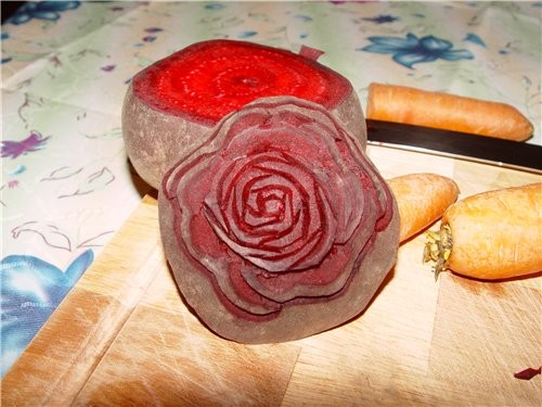 Еще сделала листики из морковки, шишку, и из лука цветочек