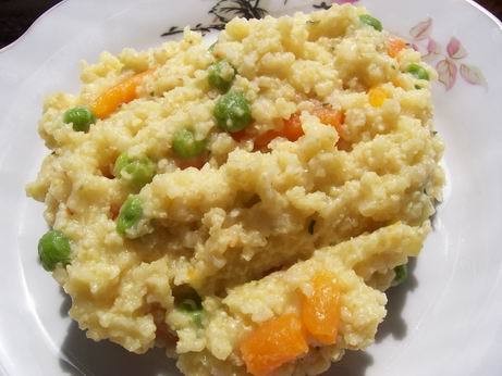 пшенная каша с овощами 1ст пшена 1ст мороженой молодой морковки 1ст мороженого горошка соль, припра...