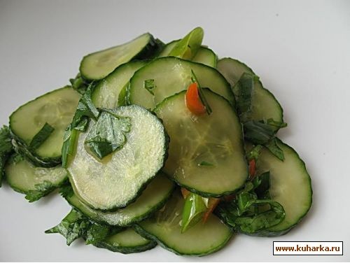 несу интересный салат из огурцов в маринаде из кинзы 2 стебля зеленого лука с головками,1 стручок о... - 2