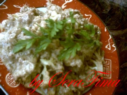 А это сегодня соООрудила вкусненькую цветную капусту с мясным фаршем (по рецепту с мясом) и тхина-с...