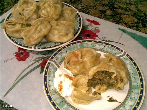 Манты с мясом и зеленью Тесто: Сделала примерно из 600 г муки,1 ч - 4