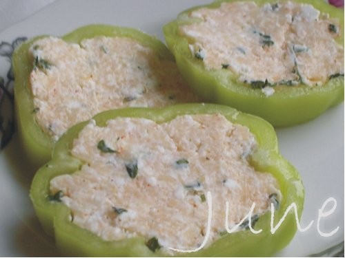Перечные колечки с сырным кремом Эта оригинальная и сытная закуска не только аппетитно выглядит
