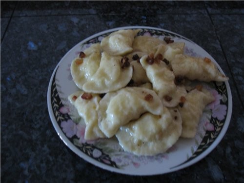 Вчера у нас были вареники с картошкой и сыром, и винегрет