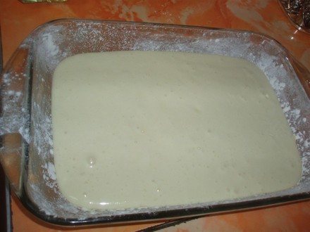 Вылить тесто в смазанную маслом и присыпанную мукой форму(у меня большая, стеклянная), и выпекать в...