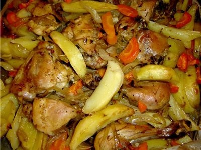 курочка, картофель, морковь и лучок, запеченные в духовке + салат: тертая морковь с чесночком и май...
