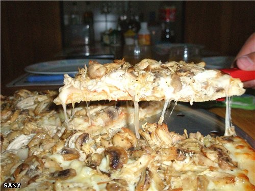 ПИЦЦА С КОПЧЕНОЙ КУРОЧКОЙ И ШАМПИНЬОНАМИ