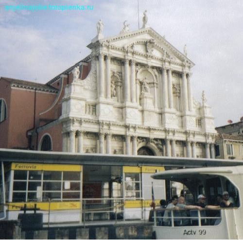 A eto prinyatii v Venezie vid transporta : morskie tramvaichiki