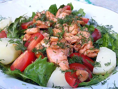 Летний Салат с Лососем на 2 порции: 2 филе лосося - размер судите сами по способностям ваших едоков...