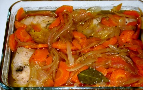 Тунец с овощами Крупные кружки тунца, морковь, лук, чеснок, лавровый лист, уксус(50-75 г), оливково...