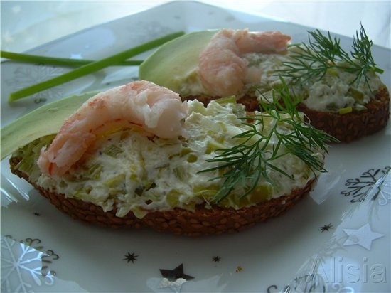 Предлагаю новую очень нежную и вкусную закуску, которую готовила на НГ стол, и сегодня повторяла ее...