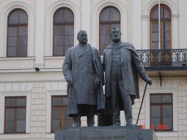 Это - первая гимназия, а перед ней - памятник Акаки Церетели и Ильи Чавчавадзе (выдающиеся грузинск... - 2