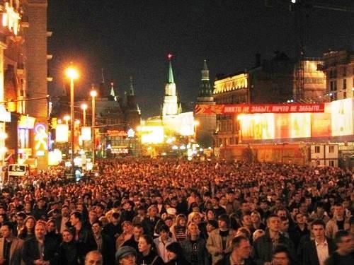 а это народ постепенно идет поближе к Красной площади, смотреть салют вот эта мне больше всего нрав... - 2