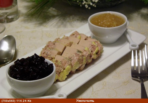 Такую закуску можно сделать с фуа-гра, с печеночным пашететом или с мясным террином