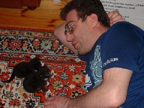 А вот и мои родные: Наш папа лег на ковер полюбоваться котятками, а они решили "полюбоваться" им -... - 3