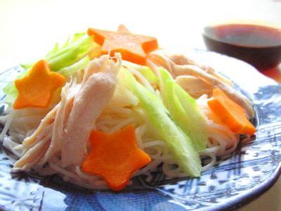 макароны , как украсить вареной морковкой я думаю такие масенькие формочки можно добыть из детских...