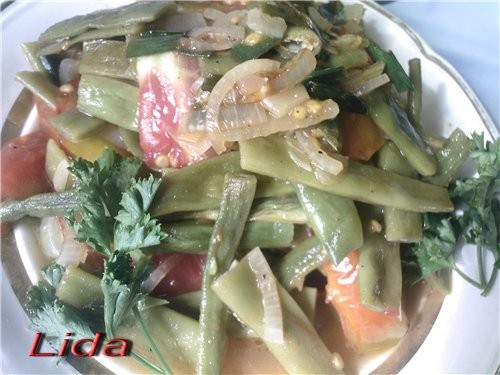 Зеленая фасоль с луком и помидорами Фасоль промыть, нарезать ножницами любой длины, отрезав кончики - 2