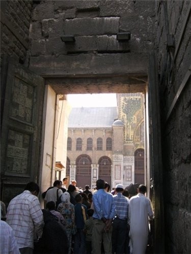 Пройдя немного вперед поворачиваем направо -здесь вход в мечеть Омейядов