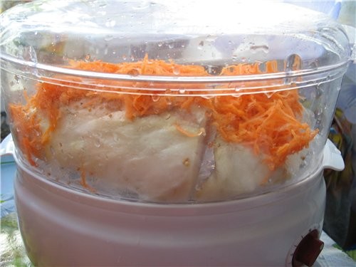 МАСЛЯНАЯ РЫБА НА ПАРУ Филе масляной (клыкача) - посолила, посыпала белым перцем и зернами горчицы,...
