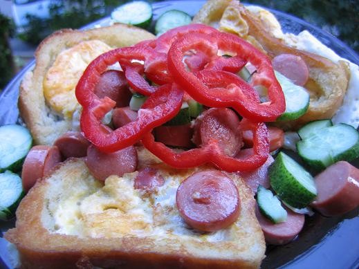 два завтрака просто бутеры с куриной грудкой,перцем и салатом и яичница в хлебе,вырезать мякушку и... - 2