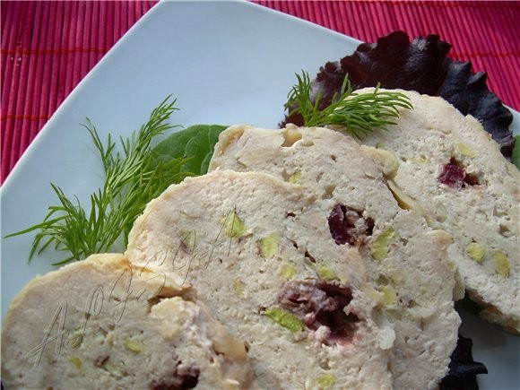 КУРИНЫЙ РУЛЕТ С ФИСТАШКАМИ И КЛЮКВОЙ