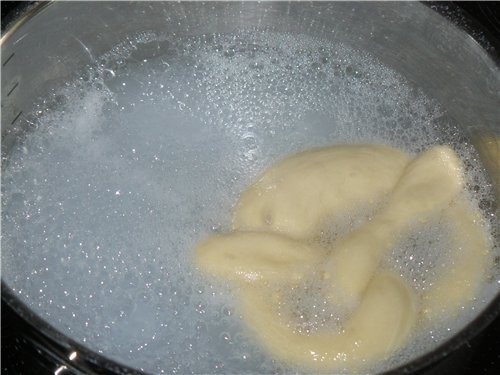 Brezel(брецель, крендель), Brezelstange(палочки) und Brezelsemmel(булочки) относятся к Laugengebдck... - 7