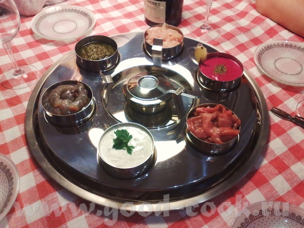 Мясное фондю на бульоне