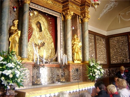 самый старый и почитаемый католиками костел "Аушрос вартай" (ворота зари) и икона к которой приезжа...