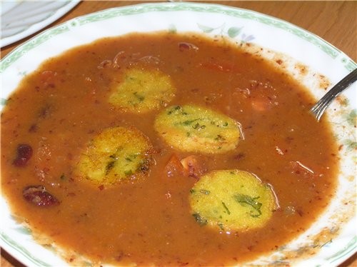 Томатный суп с фасолью и хрустящими гренками из поленты с пармезаном в мексиканском стиле Гренки: 1...