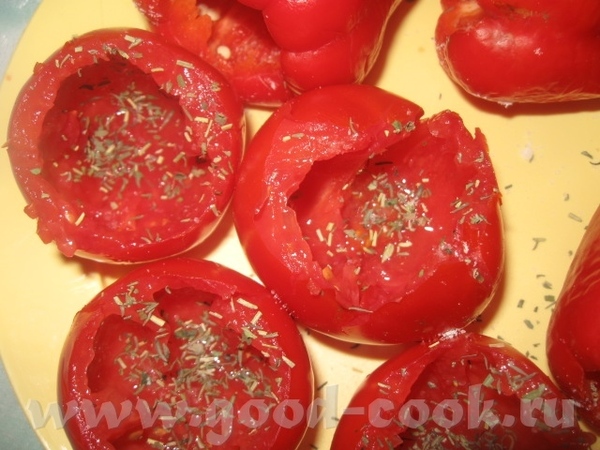 Нарезаем и добавляем петрушку, мякоть помидоров, еще 2-3 ст - 3