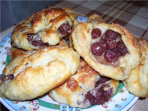 Да вот ещё к чаю сделала булочек с клубничным джемом