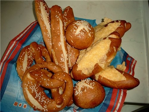 Brezel(, ), Brezelstange() und Brezelsemmel()   Laugengebck...