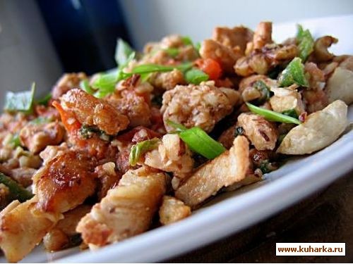 филе курицы,жаренное с орехами и овощами