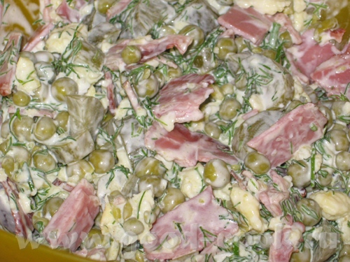 Салат "Капля вкуса" 150-200 гр вкусной говяжей пастромы 2-3 яйца укроп 1 банка зеленого горошка май...