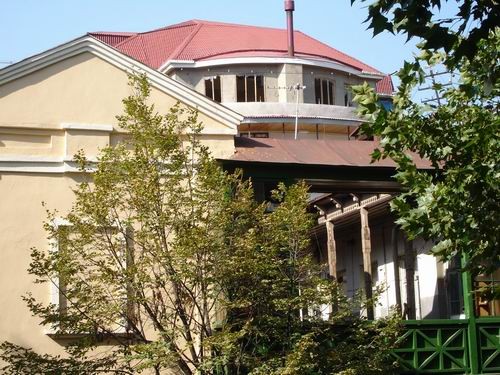 А это несколько зданий: на балконе этого дома стояла женщина и курила сигарету - 3