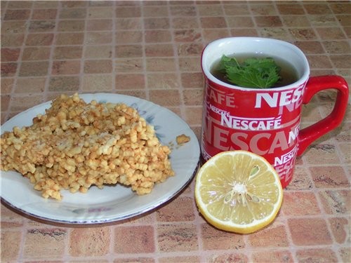Мой самый любимый тортик - "Муравьиная куча" и зеленый чай с листьями малины и смородины